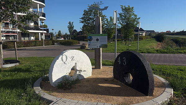 De molenstenen in de Molenbuurt - Zeewolde