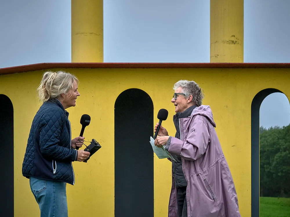 Anja van Engen en Truus Visser nemen de podcast op in Zeewolde
